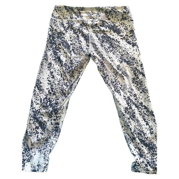 Fabletics Black and White Leggings for Versatile Comfort - Picture 2 of 4